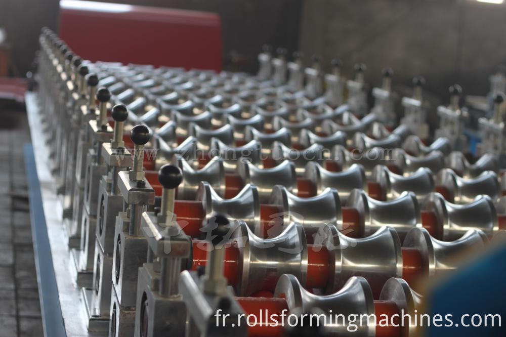Corrugated board roll forming machine (10) Corrugated board roll forming machine (10)